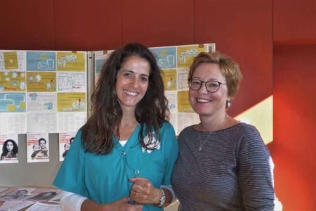 Am Informantionsstand der Kinderzahngesundheit teffen sich die Zahnfee und die stellvertretende Gleichstellungsbeauftragte des Landkreises