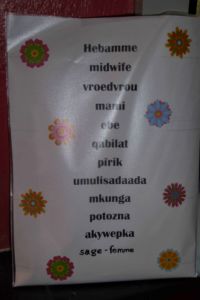 Ein Plakat mit dem Wort "Hebamme" in unterschiedlichen Sprachen