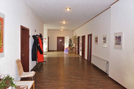 Am frühen Morgen konnten erste Rollups im leeren Flur aufgestellt werden