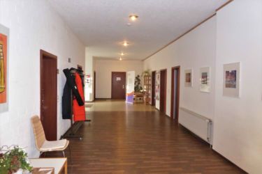 Am frühen Morgen konnten erste Rollups im leeren Flur aufgestellt werden