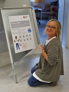 Das DRK ist mit viel Materialien angereist und bereitet sich auf das Vormittagsprogramm für Männer vor