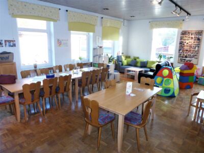 Die Kinderbetreuer*innen von den Frühen Hilfen und ehrenamtliche junge Mädchen gestalteten einen bunten Raum mit viel Spielangeboten für die kleinen Gäste