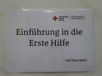 Beim Einführungskurs in die Erste Hilfe werden Druckverbände angelegt und die stabile Seitenlagen wird eingeübt.
