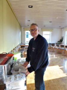 Stefan Asendorf vom DRK bereitete sich auf seinen Einführungskurs in die Erste Hilfe vor. Ein Referent, der sich mit großer Leidenschaft für seine Arbeit auf diesen Tag freute