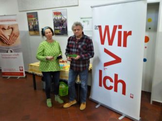 Eine gute Stimmung breitet sich noch vor der Eröffnung des Gesundheitstages bei den Kooperationspartner*innen aus