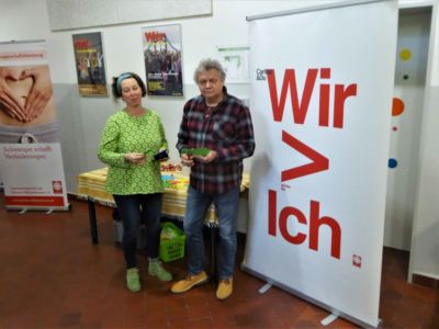 Eine gute Stimmung breitet sich noch vor der Eröffnung des Gesundheitstages bei den Kooperationspartner*innen aus