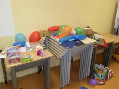 Mit bunten und unterschiedlichen Materialien und Methoden erklärte Frau Rathert die Geheimnisse des weiblichen Körpers