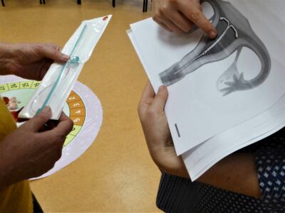 Sehr anschaulich konnte auf Anfrage der Anwesenden die Kupferspirale als Verhütungsmittel vorgestellt, und die Wirkung erklärt werden