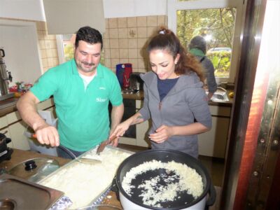 Während die einen noch auf ihre Portion warteten, tauschten sich schon die ersten Familien untereinander aus und Referent*innen standen den Gästen für vertrauliche Gespräche zur Verfügung