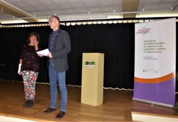 Der Bürgermeister Detlef Wellbrock und Ingrid Mumm begrüßen die Gäste in der Alten Schule in Stotel
