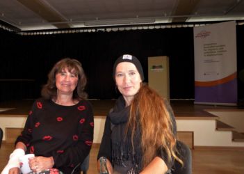 Die Frauenreferentin Alexandra Kock von der Profamilia Cuxhaven spricht mit den Frauen über sexuelle und reproduktive Gesundheit und wie man mit den eigenen Kindern altersgerecht über Sexualität sprechen kann