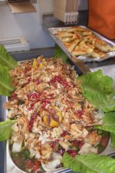 Das delikate und vielseitige jemenitische Mittagessen hat allen ausgezeichnet geschmeckt. Für viele war es eine noch unbekannte orientalische Genussreise