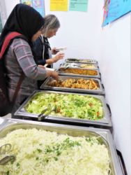 Für die Gäste wird Mittagessen (halal) geliefert, das allen ausgezeichnet schmeckt