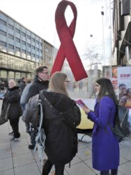 Im Vorfeld des Welt-Aids-Tages besuchte die Aidshilfe Niedersachsen den Informationsstand der DSW - Deutsche Stiftung Weltbevölkerung - zur einem Vernetzungsgespräch