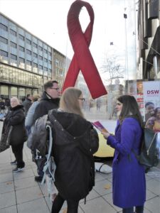 Im Vorfeld des Welt-Aids-Tages besuchte die Aidshilfe Niedersachsen den Informationsstand der DSW - Deutsche Stiftung Weltbevölkerung - zur einem Vernetzungsgespräch