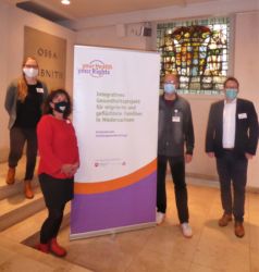 Der Fachtag "Gynäkologie und Migration" fand am 07.10.2020 unter strengen Hygienemaßnahmen in der Neustädter Hof- und Stadtkirche St. Johannis in Hannover statt.
(Foto von l.n.r.: Christin Engelbrecht - Geschäftsführung, Ingrid Mumm - Projektleitung und Organisation, Prof.Dr. Matthias Stoll - wissenschaftlicher Leiter der Veranstaltung, Christian Gailuns - Projektmanagement