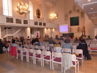 Trotz gebührenden Sicherheitsabstand (entsprechend den Niedersächsischen Coronamaßnahmen) fanden bis zu 90 Teilnehmende in der Kirche einen Platz.