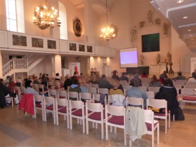 Trotz gebührenden Sicherheitsabstand (entsprechend den Niedersächsischen Coronamaßnahmen) fanden bis zu 90 Teilnehmende in der Kirche einen Platz.