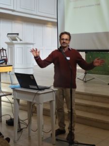 Dr. Helmut Jäger - Coach und Bewegungslehrer - referiert über weibliche Genitalverstümmelung / -beschneidung.